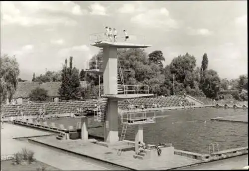 Ak Forst in der Niederlausitz, Schwimmbad, Sprungturm