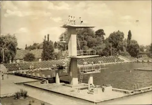 Ak Forst in der Niederlausitz, Schwimmbad, Sprungturm