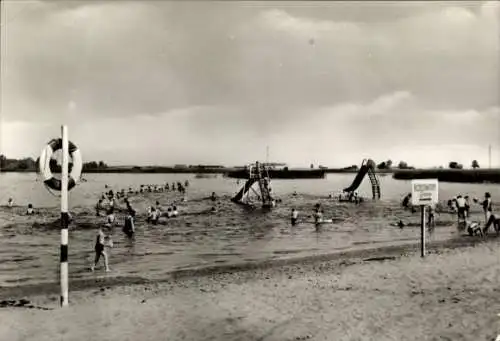 Ak Aken an der Elbe Sachsen Anhalt, Freibad Akazienteich, Schwimmer, Sandstrand, Rutsche, Badegäs