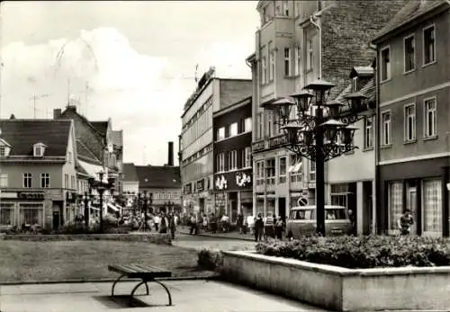 Ak Köthen in Anhalt, Marktplatz, Geschäfte, Menschen, Straßenlaternen,  Architektur