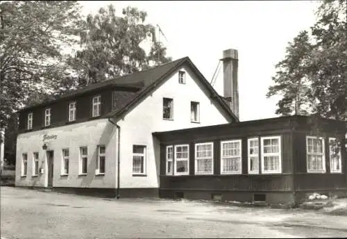 Ak Elterlein im Erzgebirge, Gaststätte Finkenburg, zweigeschossig, mit Fensterfront, Baumreihe