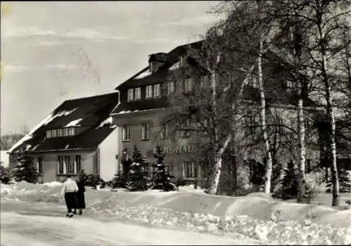 Ak Kühberg Bärenstein im Erzgebirge, Winterlandschaft, Berghaus, zwei Frauen im Schnee