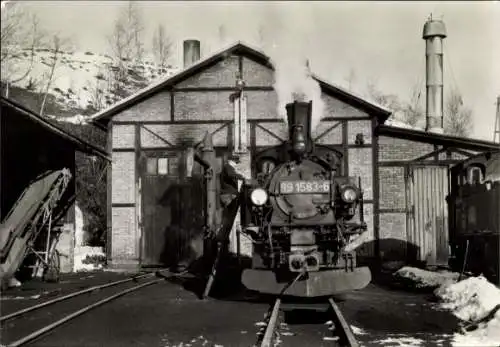 Ak Jöhstadt im Erzgebirge Sachsen, Dampflok 99 1583-6, Lokomotivschuppen, Schmalspurbahn, Schnee
