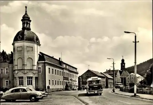 Ak Schmiedeberg Dippoldiswalde im Erzgebirge, Altenberger Straße, Bus, Autos