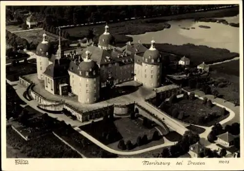 Ak Moritzburg in Sachsen, Luftaufnahme von Schloss Moritzburg, elegante Architektur, landschaftli