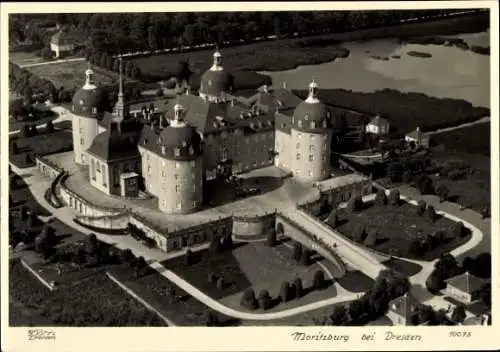 Ak Moritzburg in Sachsen, Luftaufnahme von Schloss Moritzburg, umgeben von Landschaft, Gewässer