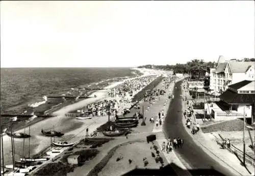 Ak Ostseebad Kühlungsborn, Seebad  Strandpromenade, viele Menschen, Boote am Strand