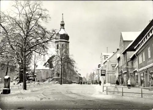 Ak Olbernhau im Erzgebirge, Schneebedeckte Straße, Kirchturm, Häuser, Menschen