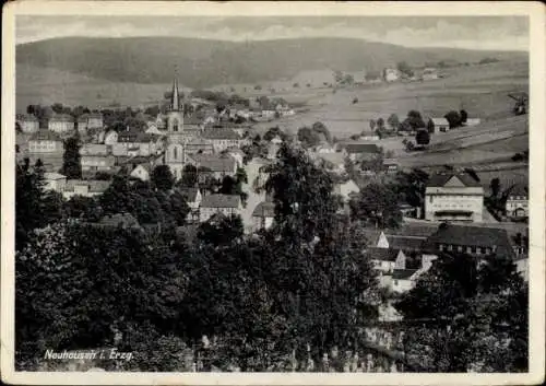 Ak Neuhausen im Erzgebirge, Schwarz-Weiß-Bild, Kleinstadt, Kirche, Häuser, Landschaft, Bäume