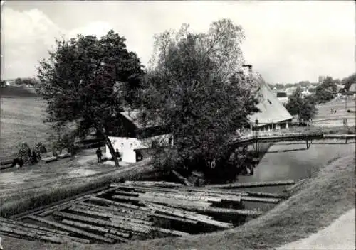 Ak Seiffen im Erzgebirge, Freilichtmuseum, Teich, Wasser-Reservoire, Reifendreher-Holz