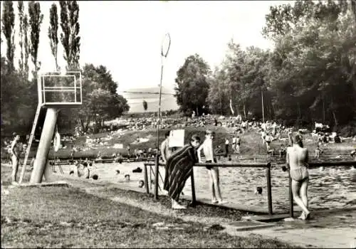 Ak Dittersdorf im Erzgebirge, Schwimmbad, Personen am Wasser, Bäume, Liegewiese, Sprungturm