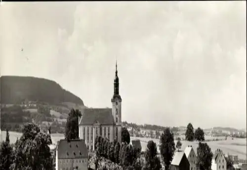 Ak Mildenau im Erzgebirge, Kirche zu  Umgebung mit Feldern und Bäumen, schwarz-weiß Bild