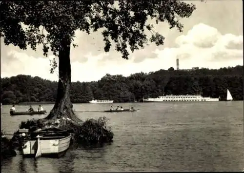 Ak Berlin Köpenick Grünau, Grünauer Gewässer mit Blick zum Müggelturm, Schiffe, Boote