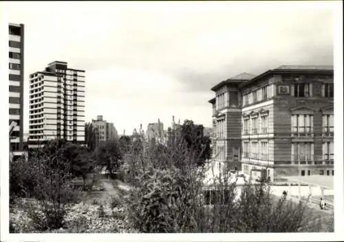 Ak Berlin Kreuzberg , Martin-Gropius-Bau, moderne Architektur, urbanes Umfeld, ruhiger Park