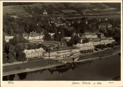 Ak Dresden Pillnitz, Schloss Pillnitz an der Elbe, Fliegeraufnahme