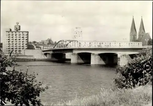 Ak Frankfurt an der Oder, Blick vom polnischen Ufer der Oder, Brücke, Kirche