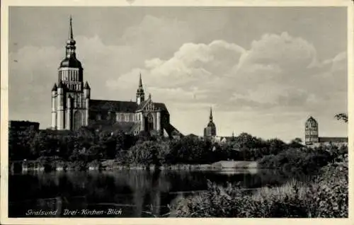Ak Stralsund in Vorpommern, Drei Kirchen,  Architektur, Landschaft mit Wasser, Wolken