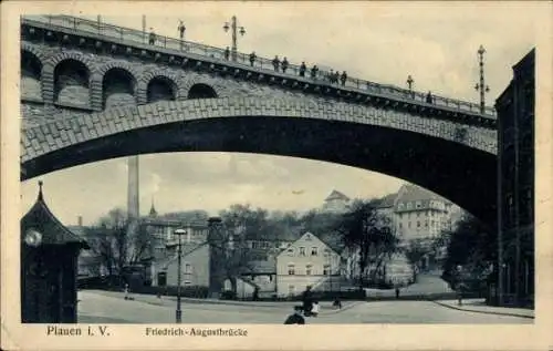 Ak Plauen im Vogtland, Friedrich-Augustbrücke,  Architektur, Brücke mit Spaziergängern