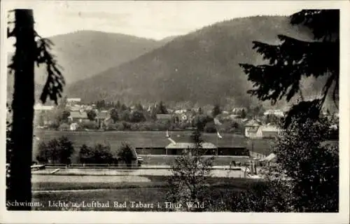 Ak Tabarz im Thüringer Wald, Blick auf Schwimmbad, Waldlandschaft, Häuser im Hintergrund,  mit Te