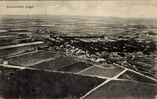 Ak Lockstedt in Holstein, Lockstedter Lager, Luftaufnahme, Stadtansicht, Felder, lockere Bebauung