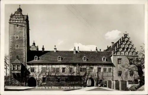 Ak Strehla in Sachsen, Partie im Schlosshof, Turm