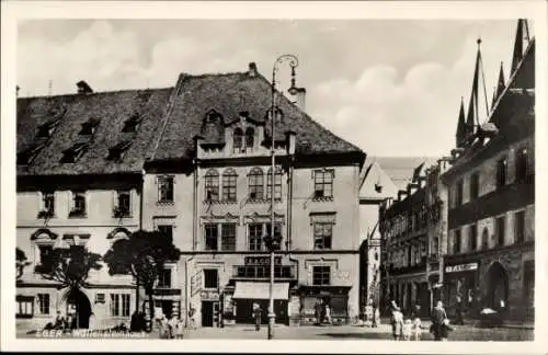 Ak Cheb Eger Reg. Karlsbad, Wallensteinhaus, Geschäft E. A. Götz, Passanten