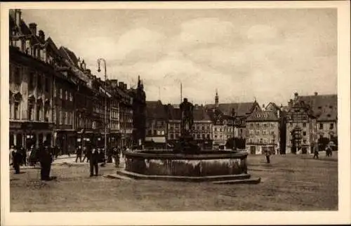 Ak Cheb Eger Reg. Karlsbad, Marktplatz, Brunnen, Passanten
