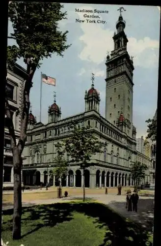Ak New York City USA, Madison Square Garden, hoher Turm, amerikanische Flagge, Menschen