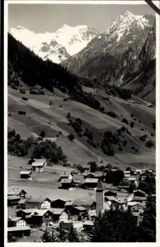 Ak Klosters Platz Kt. Graubünden Schweiz, Berglandschaft, schneebedeckte Gipfel, dörfliche Archit
