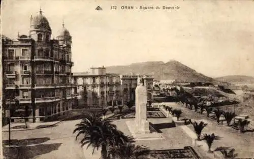 Ak Oran Algerien, Square du Souvenir, monument, Palmen, Gebäude, Berge im Hintergrund