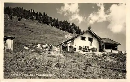 Ak Reutte in Tirol, Almhütte, Berglandschaft, Kühe, klare Himmel