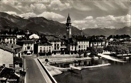 Ak Ascona Kanton Tessin, Ansicht von  Hochhaus, Kirchturm, Berge, See, Straßenansicht