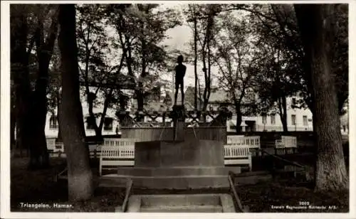 Ak Hamar Norwegen, Triangelen, Statue, Bäume, Parkbänke