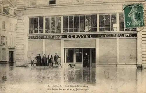 Ak Meaux Seine-et-Marne, Überschwemmung, Grands Magasins Dufayel, Menschen in Wasser, Hund