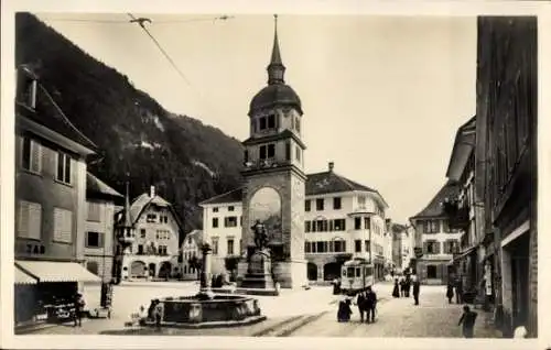 Ak Altdorf Kt Uri, Dorfplatz, Celldenkmal,  Architektur, Verkehr, Menschen
