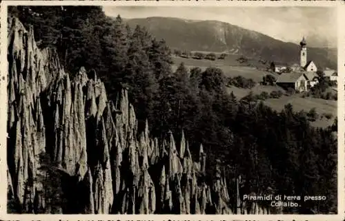 Ak Klobenstein Collalbo Ritten Renon Südtirol, Pyramiden aus Erde, Berglandschaft, Kirche im Hint