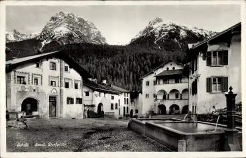 Ak Scuol Schuls Kt. Graubünden Schweiz, Dorfplatz