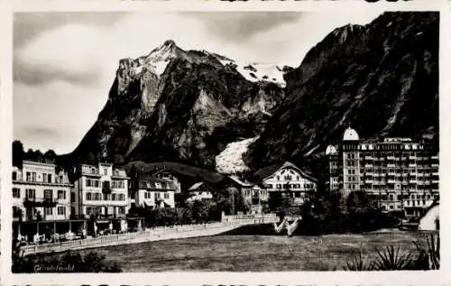 Ak Grindelwald Kanton Bern, Berglandschaft,  Gebäude, schneebedeckte Berge, Sommerstimmung