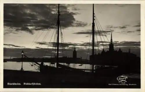 Ak Stockholm Schweden, Silhouette der Stadt, Riddarfjäden, Segelboot im Vordergrund, dramatischer