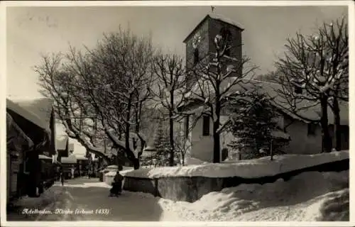 Ak Adelboden Kanton Bern Schweiz, Kirche erbaut 1433, Schneelandschaft, Bäume,  Architektur