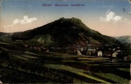 Ak Lanškroun Landskron Region Pardubice, Berglandschaft mit Burgruine, Weinberge, kleine Häuser
