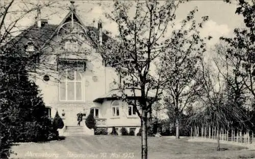 Ak Ahrensburg in Holstein, Großes zweigeschossiges Haus, Garten, Bäume, r Stil