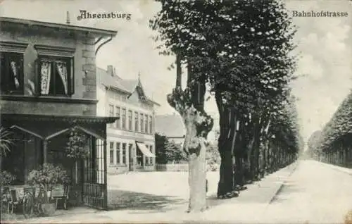 Ak Ahrensburg in Holstein, Historic buildings, trees along the street, the inscription 'Ahrensbur