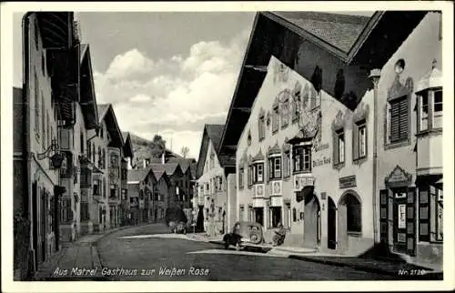 Ak Matrei am Brenner Tirol, Altstadtstraße, Gasthaus zur Weißen Rose,  Gebäude, Auto