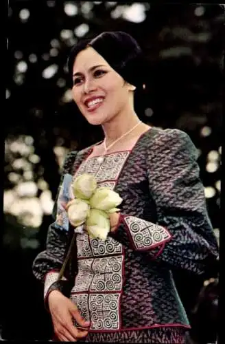 Ak Königin Sirikit, Portrait