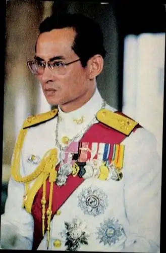 Ak Thailand, Bhumibol Adulyadej, König Rama IX, Portrait in Uniform, Orden