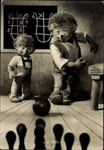 Ak Gut Holz, Mecki der Igel mit Sohn beim Kegeln auf der Kegelbahn