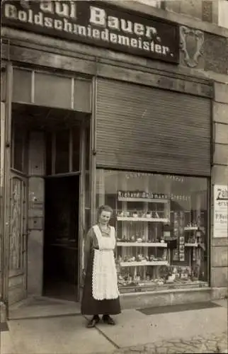 Foto Ak Bischofswerda, Geschäft Paul Bauer, Goldschmiedemeister, Schaufenster, Frau in Schürze