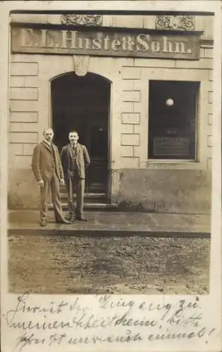 Foto Ak Bischofswerda, Geschäft E. L. Huste & Sohn, Inhaber vor dem Eingang