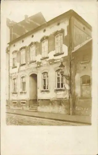 Foto Ak Bischofswerda in Sachsen, Wohnhaus, Anwohner am Fenster
